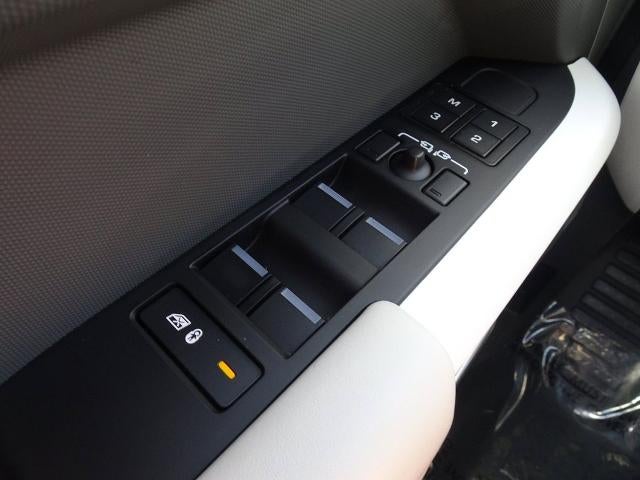 2023 Land Rover Defender SE
