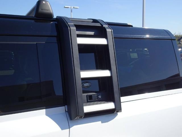 2023 Land Rover Defender SE