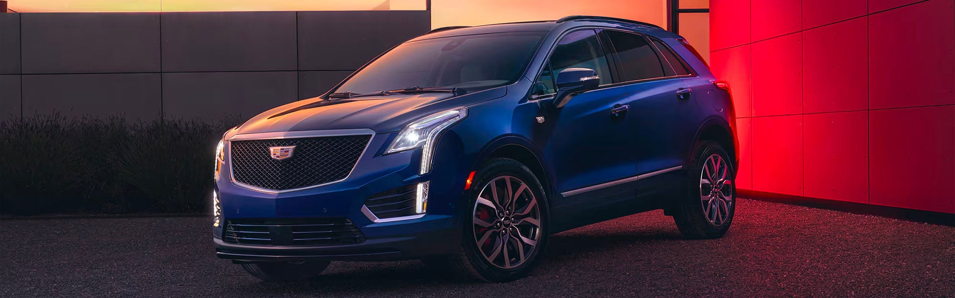 Close-up of 2025 Cadillac XT5 alloy wheels and exterior design